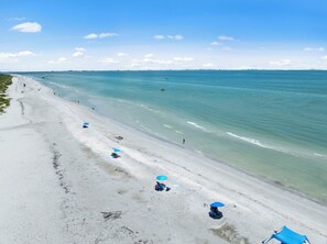 On the beach - NEW Beachfront & Gulf Water Views Loggerhead Cay 354— heated Pool, Tennis, Pickleball & Beach Gear. Weekly Stays (Sanibel Island)