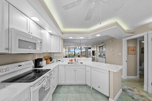 Fridge, microwave, oven, stovetop - NEW Beachfront & Gulf Water Views Loggerhead Cay 354— heated Pool, Tennis, Pickleball & Beach Gear. Weekly Stays (Sanibel Island)