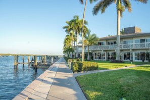 Property grounds - Waterfront 2 bedroom 2 Bath condo with Amazing views and fishing in Marco Island (Marco Island)