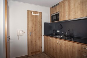 Fridge, microwave, coffee/tea maker, electric kettle - Soothing 1-bedroom studio in charming Stuttgart perfect for your stay W3_P13 (Stuttgart)