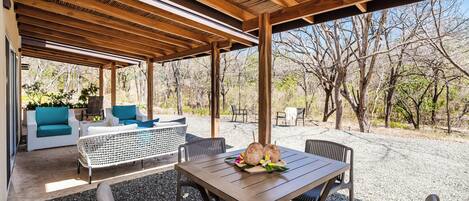 屋外ダイニングエリア