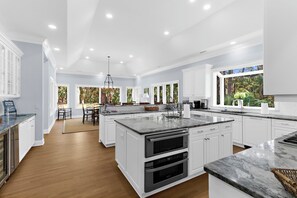 Fridge, microwave, oven, stovetop - Luxury, spacious Golf View Home , Amenity Card Incl , Family Retreat , Sleeps 12 (Johns Island)