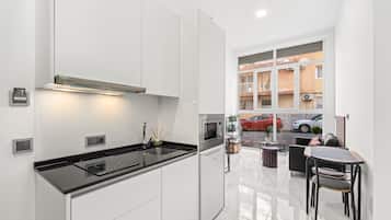 Refrigerador, microondas, placa de cocina, utensilios de cocina