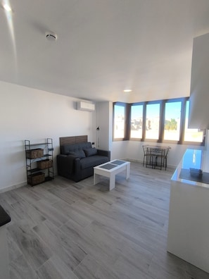 TV - Loft Room 3A, Air Conditioning (Torrevieja)
