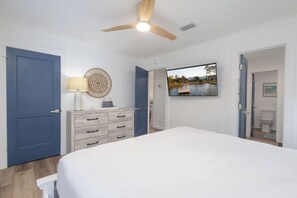 2 bedrooms, iron/ironing board, WiFi, bed sheets - Lagoon Front~2 Bed~1 Bath Duplex w/Private Laundry & Shared Bathroom Below (Gulf Shores)
