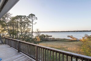 Property grounds - Lagoon Front~2 Bed~1 Bath Duplex w/Private Laundry & Shared Bathroom Below (Gulf Shores)
