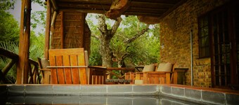 Private Luxury Safari Villa next to Kruger National Park. Roaming wildlife, WiFi