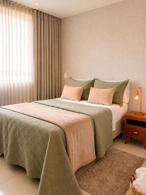 Ein Schlafzimmer mit einem Bett, Kissen, einem Nachttisch und einer Lampe.