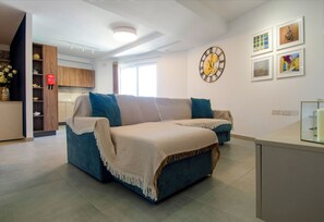 Smart TV - Luxury High-Floor Studio Escape with Balcony (San Ġiljan)