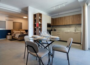 Dining - Luxury High-Floor Studio Escape with Balcony (San Ġiljan)