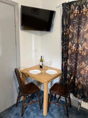 Eenvoudige tweepersoonskamer, uitzicht op de binnenplaats | Dineren