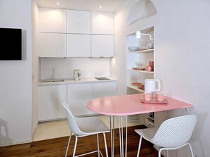 Refrigerador, microondas, parrilla de estufa y utensilios de cocina 