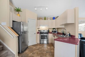 Refrigerador, microondas, horno, placa de cocina