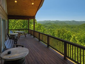 Outdoor dining - Panoramic Mountain Views - Hot Tub - Firepit - Fireplace - Game Room (Bryson City)