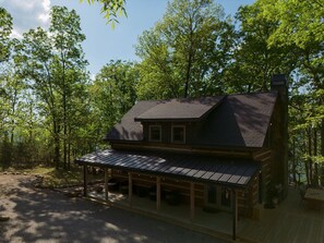 Exterior - Grace Lodge – Mountain Cabin with Hot Tub & Stunning Views (Menlo)
