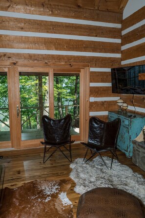 Smart TV, fireplace - Grace Lodge – Mountain Cabin with Hot Tub & Stunning Views (Menlo)