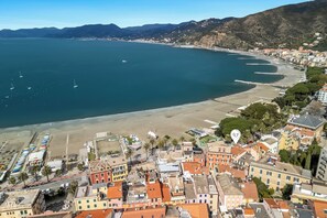 A coastal town with a beach, buildings, and a clear sky. - Da Lino Beachfront Apartment for 4 (Sestri Levante)