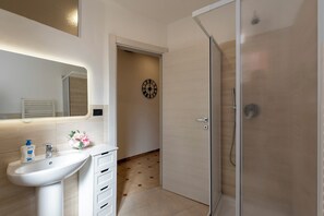 Standard Apartment, Multiple Bedrooms (Da Lino) | Bathroom