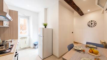 Apartamento standard, vários quartos (Da Lino) | Cozinha privada | Geladeira, fogão, cooktop, cafeteira/chaleira