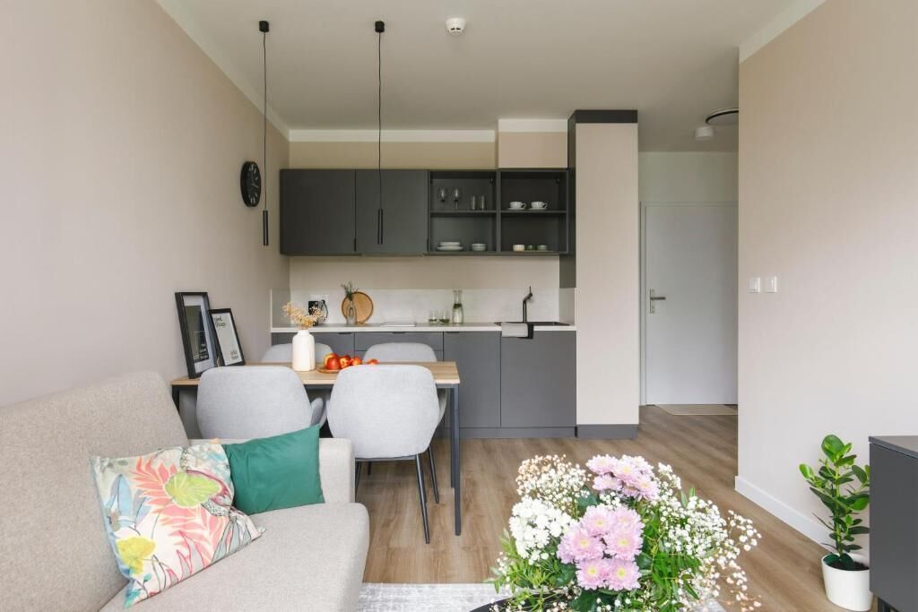 Un appartement moderne comprenant un salon, un coin repas et une cuisine.