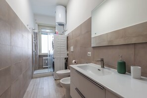 Shower, hair dryer, bidet, towels - Bright & Stylish Flat near Villa Pamphili (Roma)