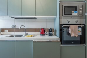 Fridge, microwave, oven, stovetop - Bright & Stylish Flat near Villa Pamphili (Roma)