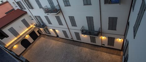 Deluxe Apartment, Courtyard View | Property grounds
