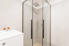 Deluxe Apartment, Balcony, Courtyard View | Bathroom | Shower, hair dryer, bidet, towels