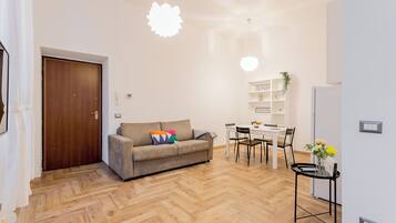 Deluxe Apartment, Courtyard View | Living area