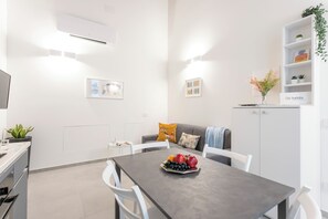 Deluxe-Apartment, Blick auf den Innenhof | Speisen