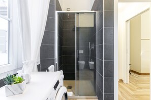 Deluxe-Apartment, Blick auf den Innenhof | Badezimmer