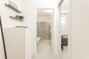 Deluxe Apartment, Balcony, Courtyard View | Bathroom | Shower, hair dryer, bidet, towels