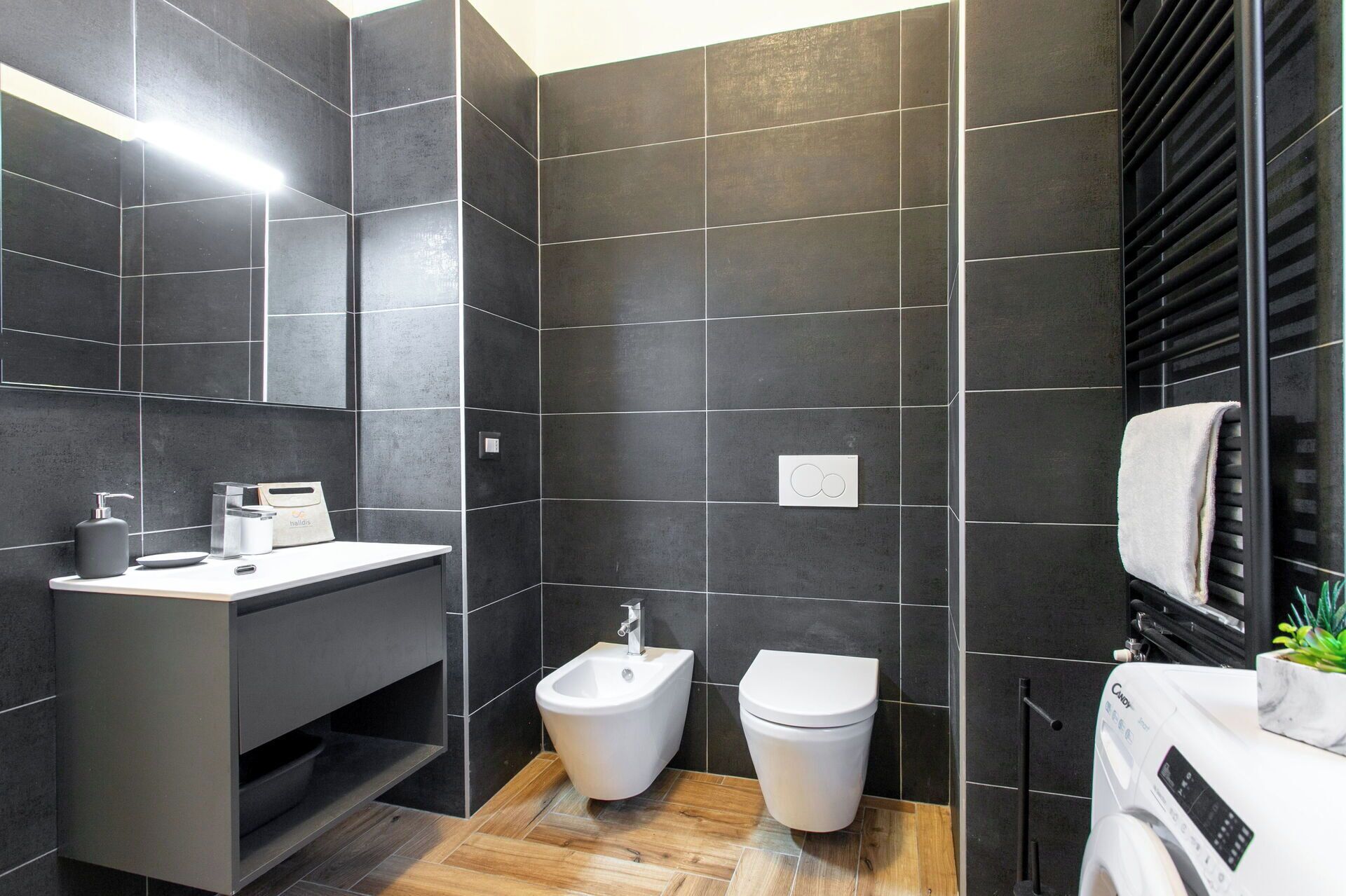 Departamento Deluxe, vista al patio | Baño | Regadera, secadora de cabello, toallas, jabón 