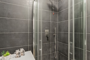 Deluxe Apartment, City View | Bathroom | Shower, hair dryer, bidet, towels