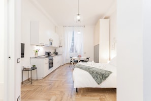 Deluxe Studio, City View | Interior