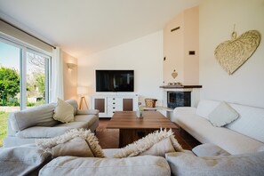 TV - Holiday house Nino close to the sea with sea view (Pula)