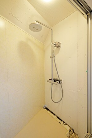 Dutxa, assecador de cabells, bidet i tovalloles 
