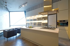 Kühlschrank, Mikrowelle, Ofen, Geschirrspüler