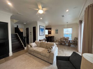 Living area - Spacious Pet Friendly 4-bedroom gated community in Destin, Fl with a golf cart (Destin)
