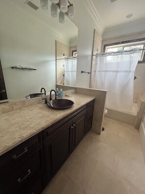 Shower, towels, soap, toilet paper - Spacious Pet Friendly 4-bedroom gated community in Destin, Fl with a golf cart (Destin)