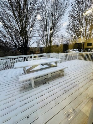 House, 3 Bedrooms | Outdoor dining - Cozy Modern 3BR With Free Parking Fast Wifi (Richmond Hill)