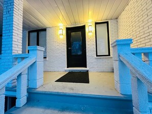 House, 3 Bedrooms | Exterior detail - Cozy Modern 3BR With Free Parking Fast Wifi (Richmond Hill)