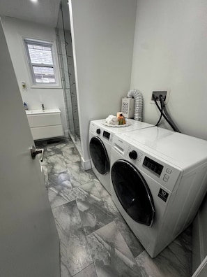 House, 3 Bedrooms | Interior - Cozy Modern 3BR With Free Parking Fast Wifi (Richmond Hill)