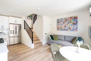 Living area - Prime location w/ Private Parking & Rooftop Patio (Seattle)