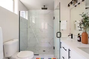 Shower, hair dryer, towels, soap - Prime location w/ Private Parking & Rooftop Patio (Seattle)