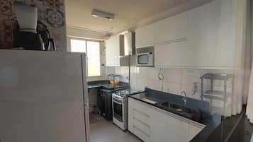 Apartamento básico, vista para o pátio | Cozinha privada