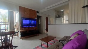 Departamento básico, vista al patio | Área de sala de estar