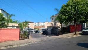 Departamento básico, vista al patio | Exterior