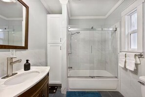 Shower, hair dryer, towels, soap - Remodeled Craftsman in Central District w/ Parking (Seattle)