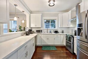 Private kitchen - Remodeled Craftsman in Central District w/ Parking (Seattle)